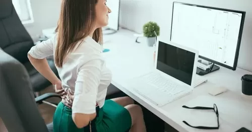 Người trẻ ngồi máy tính bị thoái hóa cột sống có nguy hiểm không?